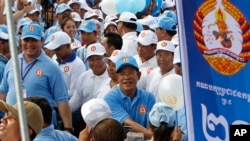 2018年7月27日,柬埔寨首相洪森(中)在他的柬埔寨人民党举行7月29日大选之前的最后一次竞选。
