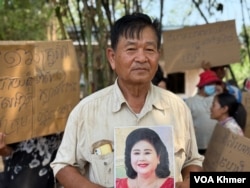 លោក ជុំ សំអឿន ចូលរួមក្នុងការតវ៉ាទាមទារប័ណ្ណកម្មសិទ្ធិដីធ្លីនៅកោះមាស ថ្ងៃអាទិត្យ ទី១៦ ខែកុម្ភៈ ឆ្នាំ២០២៥។ (ហ៊ុល រស្មី/វីអូអេ)