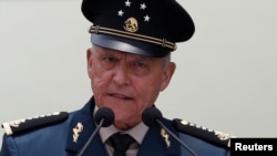 Tư liệu- Cựu Bộ trưởng Quốc phòng Mexico Salvador Cienfuegos phát biểu tại Mexico City, Mexico, ngày 12/7/2017.