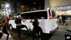 北卡罗来纳州夏洛特市的示威者踢警车(2016年9月21日))