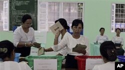 ရွေးကောက်ပွဲ ကော်မရှင်မှ တာဝန်ရှိသူများ မဲရေတွက်နေစဉ်။ နိုဝင်ဘာ ၇၊ ၂၀၁၀။