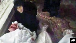 业余录像中的截屏图显示,一名叙利亚妇女哀悼12月26号在霍姆斯被打死的一名亲属。