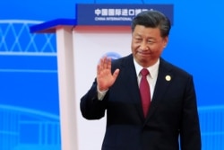 中国国家主席习近平在上海举行的第二届中国国际进口博览会开幕式上讲话后向与会者招手。(2019年11月5日)
