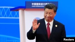 中国国家主席习近平在上海举行的第二届中国国际进口博览会开幕式上讲话后向与会者招手。(2019年11月5日)