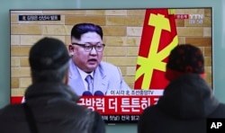 韩国民众在首尔火车站观看朝鲜领导人金正恩的新年讲话电视节目。(2018年1月1日)