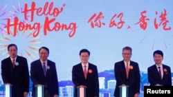 香港特首李家超(中)在“你好,香港”的旅游宣传活动上。(2023年2月2日)
