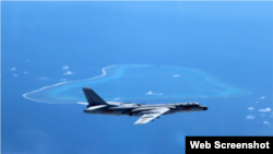 中国空军官方微博发布刘锐拍摄的中国轰-6K轰炸机飞抵斯卡伯勒浅滩,也就是中国所说的黄岩岛照片。