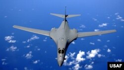美国空军B-1B战略轰炸机在空中飞行(资料图)