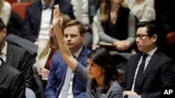 美国常驻联合国代表妮基·黑利大使表决支持通过制裁朝鲜的安理会决议。(2017年12月22日)