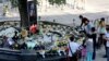 安徽安庆市迎江区一名男子持刀在商业步行街上砍杀路人,造成6人死亡、14人受伤,市民案发地点献花悼念遇难者。(2021年6月6日)