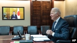 美国总统拜登在白宫与日本首相岸田文雄举行视讯高峰会谈。(2022年1月21日)