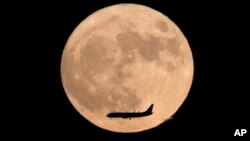 တရုတ်နိုင်ငံ Beijing တွင် supermoon ကို နိုဝင်ဘာလ ၁၄ ရက်ည တွေ့ရစဉ်