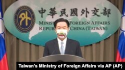 台湾外长吴钊燮在台北举行的记者会上宣布台湾与立陶宛将互设代表处。(2021年7月20日)