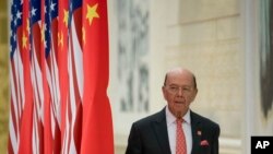 美国商务部长罗斯抵达北京人民大会堂参加国宴(2017年11月9日)。