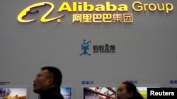 Logo Grup Alibaba di Konferensi Internet Dunia Keempat di Wuzhen, Provinsi Zhejiang, China, 3 Desember 2017.