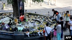 安徽安庆市迎江区一名男子持刀在商业步行街上砍杀路人,造成6人死亡、14人受伤,市民案发地点献花悼念遇难者。(2021年6月6日)