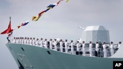 中国护卫舰黄山号停靠在新加坡樟宜海军基地外。(2017年5月15日)