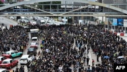 抗议者2019年6月21日占据了香港政府总部外的一条主要道路。数百名黑衣人士封锁了香港议会外的一条高速公路,要求亲北京的香港特首辞职。