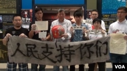 香港支联会5月12日中午在位于香港城市大学的临时六四纪念馆前,向媒体展示了六四死难者王楠的遗物。(美国之音谭嘉琪拍摄)