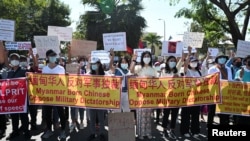 人们聚集在中国驻仰光大使馆外抗议军人政变并要求释放昂山素季。(2021年2月11日)