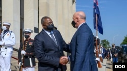 资料照:澳大利亚国防部长彼得·达顿(Peter Dutton,右)2021年9月15日抵达五角大楼时与美国防长奥斯汀握手(美国国防部)