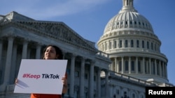 随着美国国会众议院一项法案的成功通过,“抖音”海外版TikTok在美国的运营陷入一场实质危机。分析认为,最新通过的这项法案针对性强,相较美国此前限制或禁止TikTok的政策行动,其合法性更难以撼动。美国议员强调,法案的目的是割裂TikTok与中国共产党的联系,禁令只是下策。不过,随着大选年给美国政坛带来的种种不确定因素,法案是否获得足够支持由总统签署成为法律,还是一个未知数。