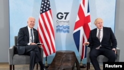 2021年6月10日,英国首相约翰逊与美国总统拜登在英国康沃尔卡比斯湾举行G7峰会之前举行会晤(路透社)。