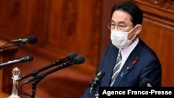 日本新任首相岸田文雄在日本国会发表他的首次政策讲话。(2021年10月8日)