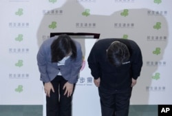 为2022年11月26日的九合一败选负责,身兼民进党主席的台湾总统蔡英文(左)宣布辞去党主席一职.