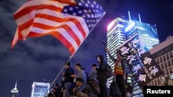 香港民众汇集在中环爱丁堡广场挥舞美国国旗举行感恩节集会。(路透社 2019年11月28日)