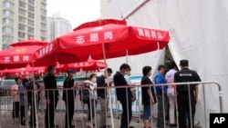 北京市居民排队接种新冠疫苗。(美联社6月2日照片)