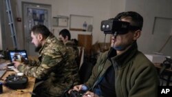 На фото - українські військові керують безпілотниками з укриття в Покровську, Україна, 9 березня 2025 року. Iryna Rybakova/Ukraine's 93rd Mechanized Brigade via AP