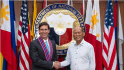 美国国防部长埃斯珀Mark Esper2019年11月19日会见菲律宾防长洛伦扎纳(美国国防部照片)