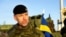 Командувач шведського підрозділу багатонаціональної бригади НАТО в Латвії Генрік Росдаль розмовляє з медіа в Ризькому порту, Латвія, 18 січня 2025 року. REUTERS/Ints Kalnins