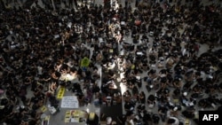 星期五(8月9日),近千名身着黑衣的示威者再度占领香港国际机场,计划接连三天在这里示威。