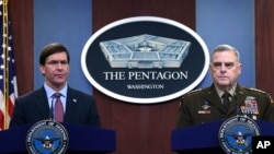 资料照片:美国国防部长埃斯珀(Mark Esper)和美军参谋长联席会议主席米利(Mark Milley)一起见记者。()2019年12月20日)