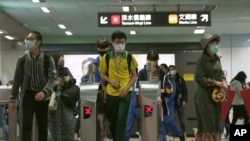 台北捷运站内戴口罩的乘客。新冠病毒疫情导致口岸紧闭,台湾旅游业受到严重影响。(2020年12月29日)