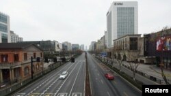中国浙江省杭州市为防范新冠病毒封城后主要商业区延安路的景象。(2020年1月4日)