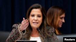 资料照片:共和党众议员斯特凡尼克在众议院的一次听证会上发言。(2023年12月5日)