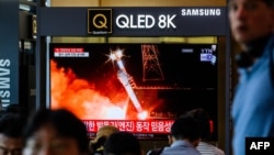 韩国电视新闻2024年5月28日播报朝鲜卫星发射失败的消息。(法新社)
