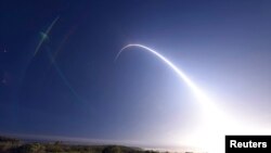 在范登堡空军基地的一次试射行动中,民兵-III洲际弹道导弹发射升空 (2016年2月25日,资料图片)