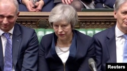 英国首相特蕾莎·梅在议会否决脱欧协议后坐在议会里。(2019年1月15日)