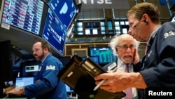 Para pedagang di lantai Bursa Saham New York, di New York, 29 Maret 2018.