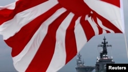 资料照:日本海上自卫队两艘驱逐舰在东京以南海域航行。(2012年10月14日)