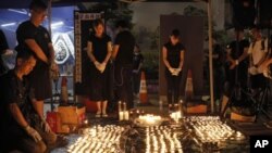 香港市民7月6日晚在中环爱丁堡广场悼念6月30日殉命的一位女士。图片来源:美联社