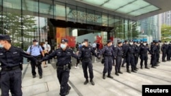 保安组成人链阻止抗议人群进入位于广东深圳的恒大集团总部大楼。(2021年9月13日)