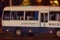 美国气候特使约翰·克里一行乘坐面包车抵达上海的下榻酒店。(2021年4月14日)