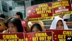 2014年3月3日,抗议者在中国驻菲律宾马卡迪领事馆前示威,抗议中国海警船在有争议的斯卡伯勒浅滩(黄岩岛)用水炮驱逐菲律宾渔民。