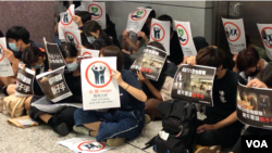 香港民众10月21日在铜锣湾地铁站静坐 抗议他们所说的“警黑合作”(美国之音任新拍摄)