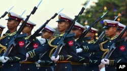 မှတ်တမ်းဓါတ်ပုံ- ၂၀၁၆ ဇန်နဝါရီ ၄ ရက်နေ့က လွတ်လပ်ရေးနေ့အတွက် စစ်ရေးပြနေသော တပ်မတော်သားများ